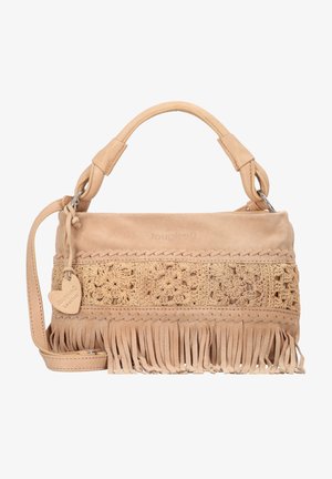 Bolso de mano de ante beige con panel frontal de crochet, detalles trenzados, flecos de cuero en la parte inferior, asa superior y etiqueta de cuero en forma de corazón.