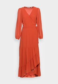 Długa, rdzawoczerwona sukienka z lekkiego materiału, zapinana w kroku, z dekoltem w serek, długimi, bufiastymi rękawami oraz warstwowym, falbaniastym dołem.