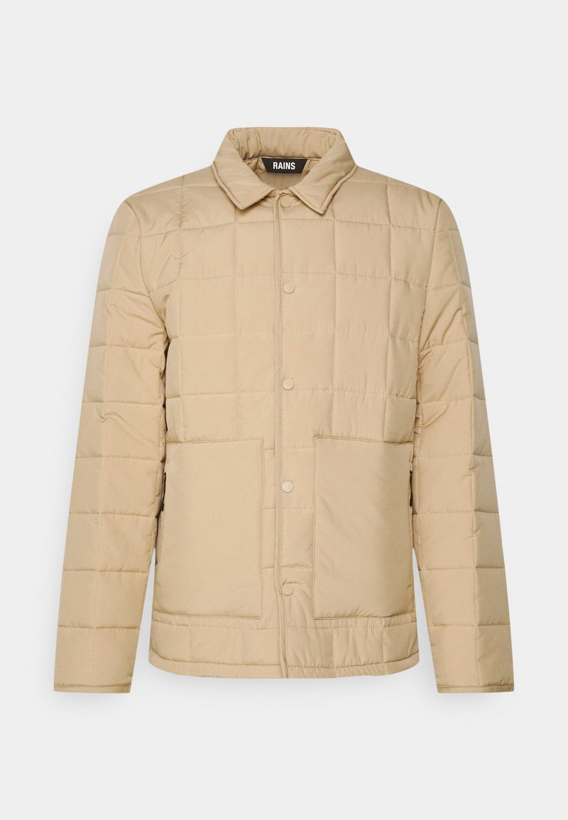 Beige vadderad jacka med tryckknappsstängning, två framfickor och krage, designad för lätt värme och avslappnad användning.