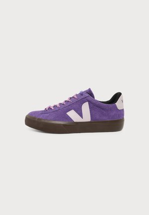 Baskets basses en daim violet avec lacets roses, logo blanc "V" sur le côté et semelle en caoutchouc marron, vues de l'extérieur.