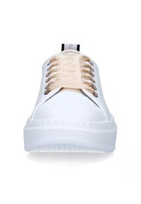 Weiße Sneaker mit glatter Oberfläche, ausgestattet mit einer dicken Sohle und beigen Satin-Schnürsenkeln, die durch metallische Ösen gefädelt sind. Schwarzes Etikett an der Ferse.