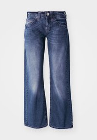 Modré džíny bootcut z denimového materiálu s předními kapsami a zapínáním na knoflík, s lehce vybledlými oblastmi na stehnech na bílém pozadí.