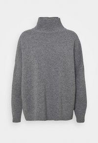 Grijze gebreide trui met een hoge geribbelde kraag, gevallen schouders en geribbelde manchetten en zoom. Zachte textuur en een ontspannen pasvorm.