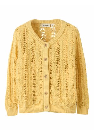 Sárga kötött kardigán levelekkel díszítve, kerek nyakkivágással, fa gombokkal, és bordázott mandzsettákkal és szegéllyel.