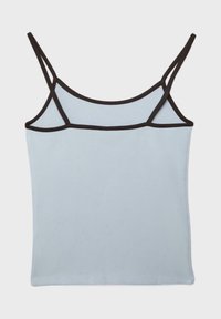 Haut sans manches bleu clair avec fines bretelles noires et bordure noire le long de l'encolure et des emmanchures, posé à plat sur un fond blanc.