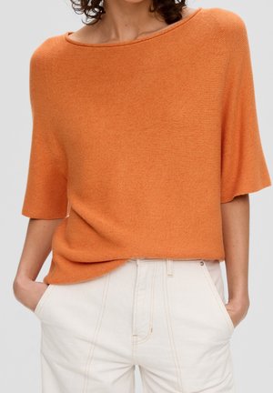 Kortærmet, løstsiddende sweater i struktureret orange strikstof, suppleret med en bred udskæring og parret med højtaljede hvide bukser.
