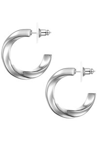 Silverfärgade hoopörhängen med en tvinnad design, polerad yta och lås med post. Varje örhänge har en elegant, böjd form.