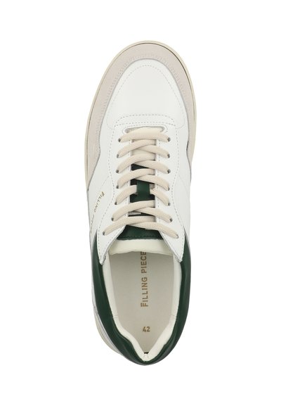 Sneaker in pelle bianca con dettagli verde e inserti in suede beige. Presenta punta rotonda, lacci crema e un logo sul lato. Misura 42.