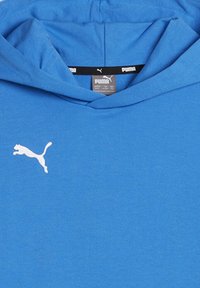 Felpa blu in cotone con grande tasca a marsupio, cappuccio regolabile con coulisse e logo Puma bianco sul lato sinistro del petto.