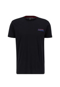Schwarzes Baumwoll-T-Shirt mit kurzen Ärmeln, Rundhalsausschnitt und einem kleinen mehrfarbigen "ALPHA INDUSTRIES"-Logo auf der linken Brust. Glatte Textur.