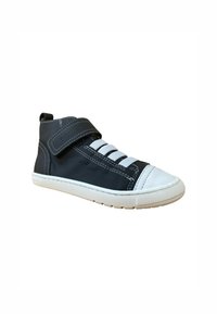 Zapatilla alta de cuero negro con punta de goma blanca, correa de velcro y cordones elásticos, con detalles de costura blanca.