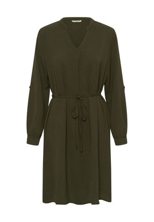 Rochie verde măsliniu dintr-un material moale, cu decolteu în V, mâneci lungi cu manșete elastice și o curea de legat în talie pentru ajustarea potrivirii.