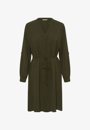 Oliivinvihreä mekko, joka on valmistettu pehmeästä kankaasta. Siinä on V-pääntie, pitkät hihat joustavin kalvosimin ja vyötäröllä solmittava vyö säädettävää istuvuutta varten.