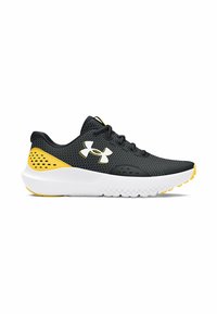 Chaussures de sport noires et jaunes avec une tige en mesh, une semelle intermédiaire blanche et une semelle extérieure noire texturée avec des accents jaunes et des détails perforés.