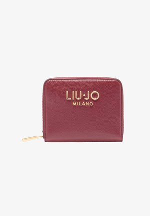 Portafoglio in pelle rossa con logo "LIU•JO MILANO" in tono oro. Presenta una chiusura con zip e una superficie testurizzata con bordi arrotondati. Include un accessorio per la zip.