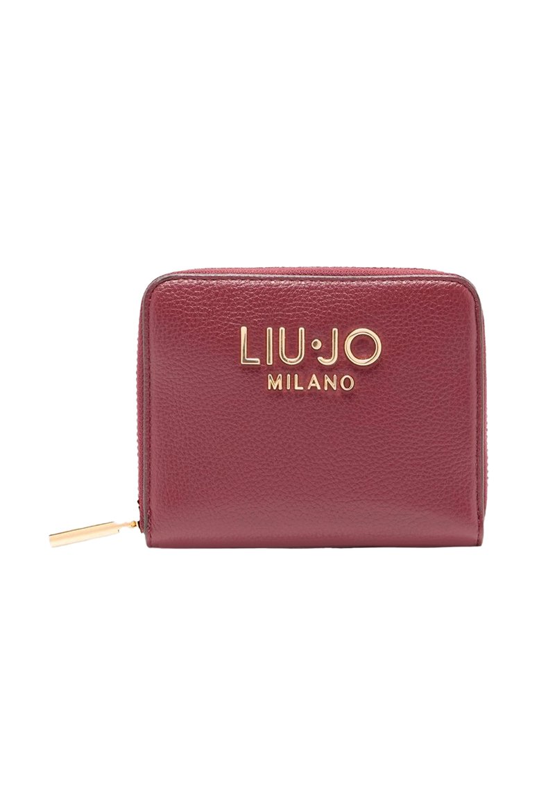 Portafoglio in pelle rossa con logo "LIU•JO MILANO" in tono oro. Presenta una chiusura con zip e una superficie testurizzata con bordi arrotondati. Include un accessorio per la zip.