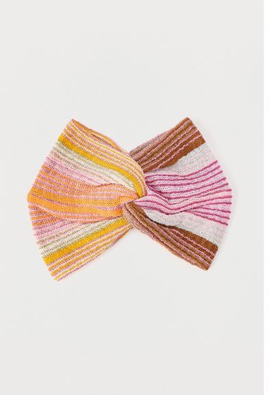 Ριγωτή πλεκτή κορδέλα κεφαλής με φιόγκο στο κέντρο, σε ροζ, πορτοκαλί, κίτρινο, λευκό, πράσινο και καφέ χρώματα, σε λευκό φόντο.