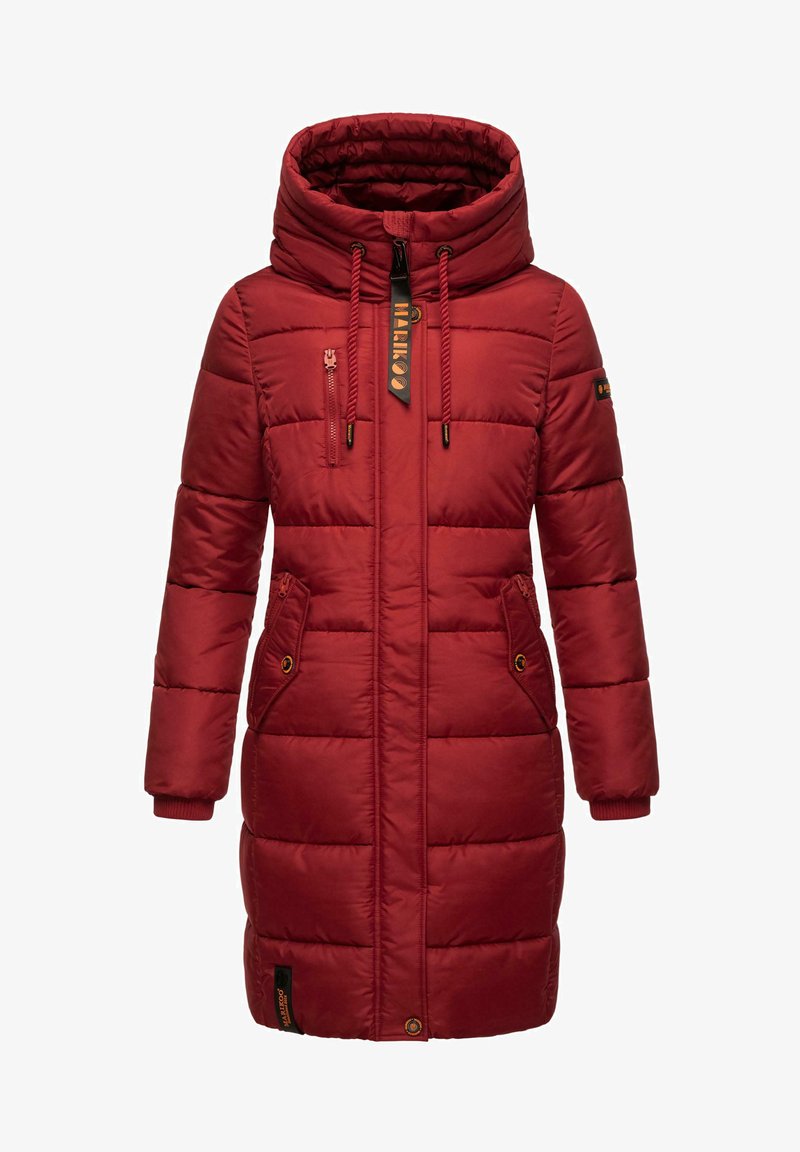 Abrigo acolchado rojo con un cuello alto, cierres de cremallera y botón, dos bolsillos laterales y un bolsillo en el pecho con cremallera. Presenta detalles de logotipo.