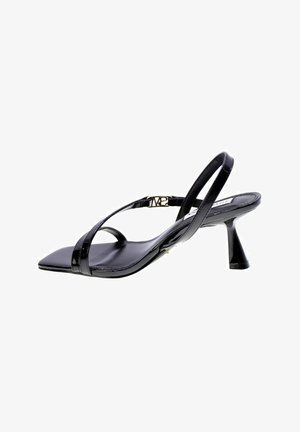 Slingback con tacco a stiletto in pelle verniciata nera, con punta quadrata, cinturini sottili e tacco affusolato. Presentano un marchio in rilievo sul cinturino.