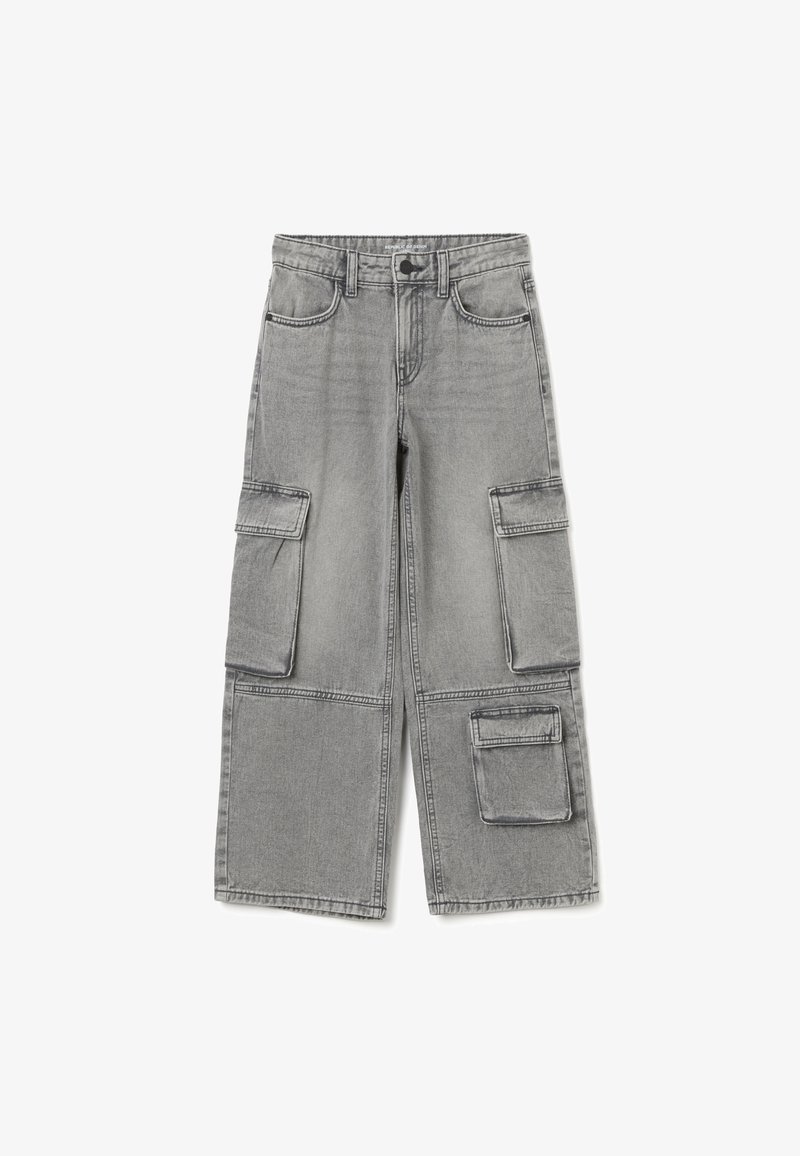 Graue Cargo-Shorts aus Denim, mit großen Seitentaschen, einem lockeren Schnitt und einem leicht ausgewaschenen Finish.