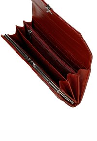 Portafoglio in pelle rossa con più scomparti interni, una tasca con zip e hardware tono argento per chiusura e dettagli.