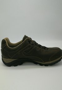Scarpa da trekking in cuoio marrone con suola in gomma resistente, collo imbottito e dettagli in tessuto strutturato. Presenta cuciture rinforzate e design con lacci.