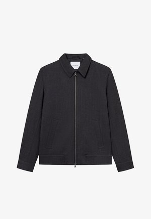 Donkergrijze jas van textuurstof, met een ritssluiting aan de voorkant, een kraag en twee zijzakken. Rechte snit zonder zichtbare patronen.