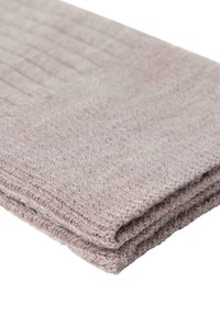 Blød strikket tørklæde i lys rosa, med et tekstureret mønster og foldede kanter. Lavet af et varmt, fuzzy materiale.