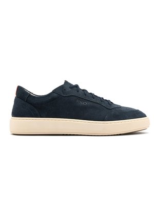 Granatowe zamszowe sneakersy z beżową gumową podeszwą, z okrągłymi sznurówkami i logo na boku. Minimalistyczny design o niskim profilu.