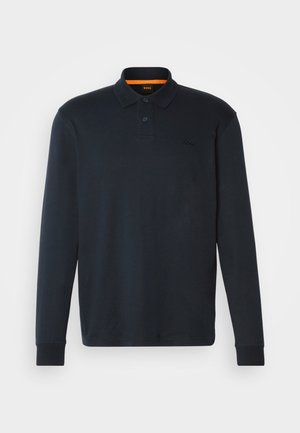 Polo de manga longa em algodão azul marinho escuro, apresentando um fecho de três botões, punhos canelados e um pequeno logótipo em relevo no peito.