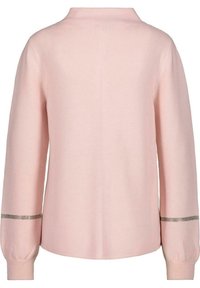 Maglione a maniche lunghe a coste di un rosa chiaro con colletto alto e bande decorative argentate vicino ai polsini su entrambe le maniche.
