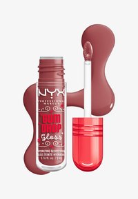 NYX Gum Drop Gloss i en klar cylindrisk tube med en sølvfarvet hætte; har en blød applikator og en lyserødbrun gloss indeni.