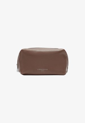 Borsa cosmetica in pelle marrone con forma rettangolare, texture liscia, cerniera argentata e marchio in rilievo "LIEBESKIND BERLIN" sulla parte anteriore.