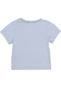 Světle modré bavlněné tričko s krátkým rukávem, kulatým výstřihem a jednoduchými švy. Hladký povrch bez grafik nebo vzorů.
