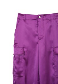 Lila Satin-Cargohosen mit schmalem Schnitt, ausgestattet mit zwei Seitentaschen, einem Frontverschluss mit Knopf und einer glatten, glänzenden Textur.