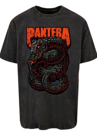 Schwarzes Baumwoll-T-Shirt mit einem grafischen Design eines Serpents und "PANTERA" in abgenutztem orangefarbenem Schriftzug oben.