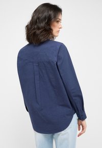 Mustang STYLE BIGNELL - Button-down blouse - blau