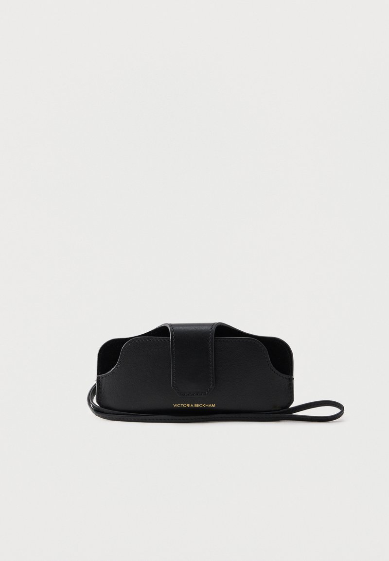 Μαύρη δερμάτινη θήκη γυαλιών με λουράκι για τον καρπό και μαγνητικό καπάκι, χρυσό λογότυπο "Victoria Beckham" στο κάτω κέντρο μπροστά.