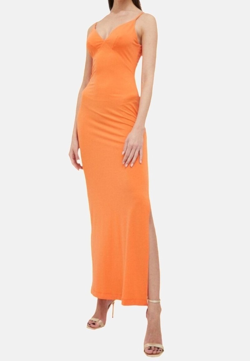 Femme portant une robe maxi ajustée et sans manches de couleur orange avec une fente latérale, associée à des sandales à talons hauts beiges.