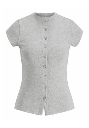 Cardigan gris clair à manches courtes avec col rond et rangée avant de sept boutons, coupe ajustée et ourlet légèrement évasé.