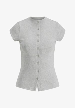 Lysegrå kortermet cardigan med rund hals og frontrekke med syv knapper, innsvinget snitt og litt utsvingt kant.