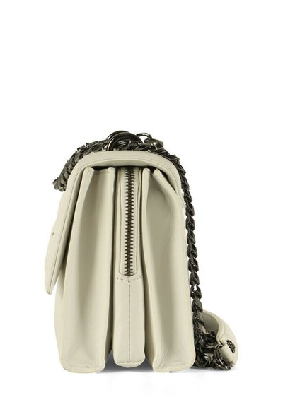 Borsa a tracolla in pelle color crema con catena, multiple scomparti e una cerniera centrale. Base piatta e superficie morbida e testurizzata.