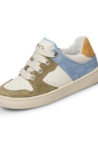 Sneaker con punta in pelle bianca, dettagli in suede verde oliva e blu, lacci color crema e un elemento in suede dorato sul tallone. Presenta perforazioni sulla punta.