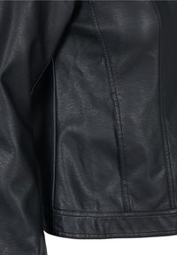 Veste en cuir noir avec une texture lisse, coupe ajustée, coutures visibles et un design minimaliste, dotée d'un ourlet droit et sans embellissements.