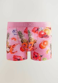 Rosa Boxershorts mit einem bunten Obst- und Blumenmuster, das Ananasse, Orangen und Illustrationen von Hibiskus zeigt. Mit einem elastischen Bund, der mit "NEXT" gekennzeichnet ist.