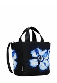 Sac cabas noir orné d'un grand motif floral bleu. Fabriqué en tissu doux avec deux poignées supérieures et une bandoulière amovible.