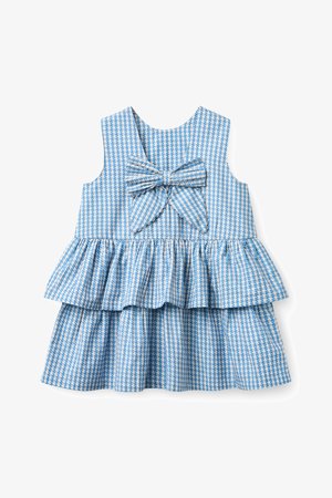 Sukienka bez rękawów dla malucha z niebiesko-białym wzorem w pepitkę, ozdobiona kokardą na piersi i warstwową falbaną na spódnicy.