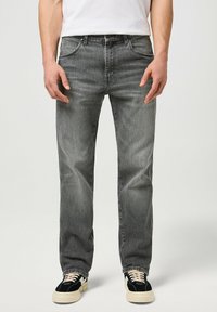 Wrangler FRONTIER - Vaqueros rectos - marshall