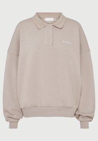 Overdimensjonert beige genser med polo-krage, lange ermer, ribbet mansjetter og subtilt brodert logo på brystet. Glatt tekstur.