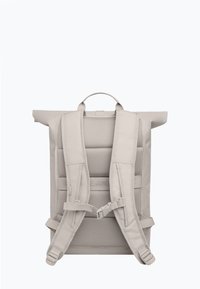 Sac à dos à rabat gris clair en tissu durable. Comprend des bretelles rembourrées en mesh, une poignée supérieure et un panneau frontal de marque.